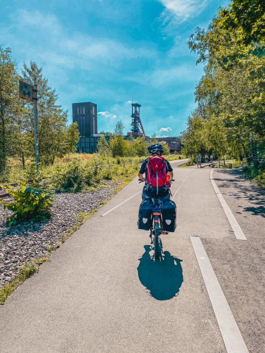Das Bild zeigt einen Radler auf dem Weg zur Zeche Zollverein
