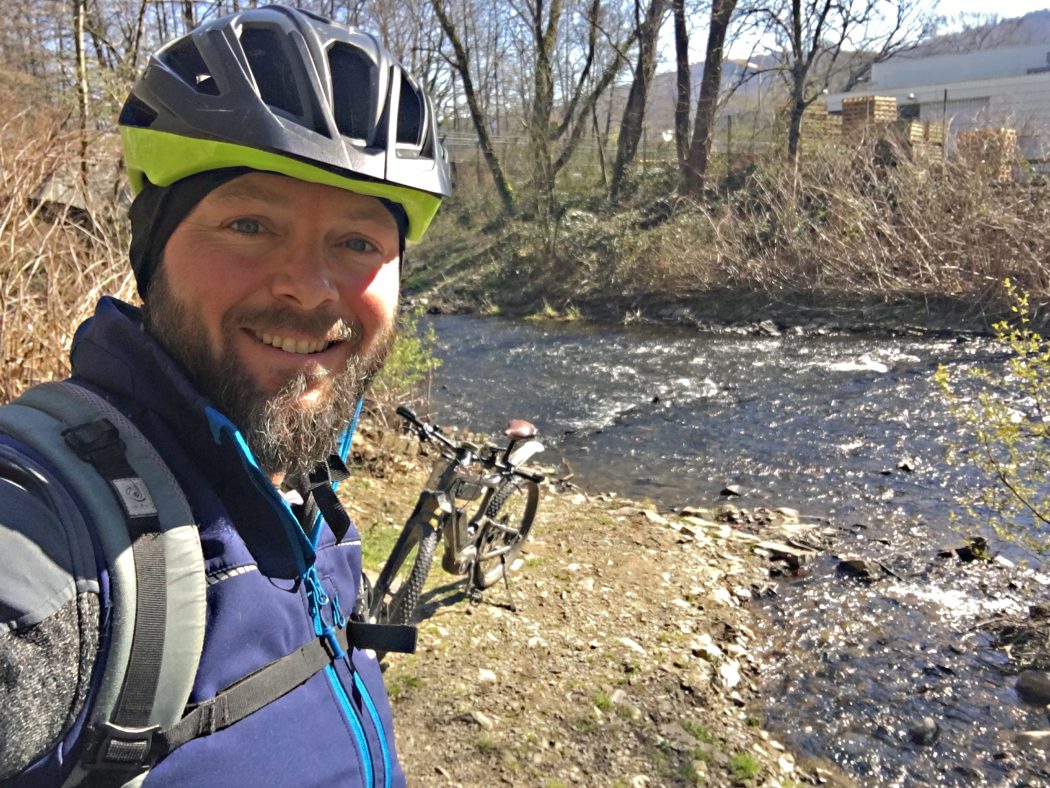 Das Foto zeigt einen Radfahrer an der Ennepe in Hagen