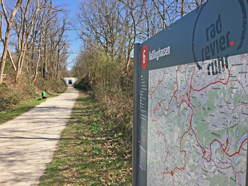 Das Foto zeigt die Kohlenbahn, eine Bahntrasse im Ruhrgebiet