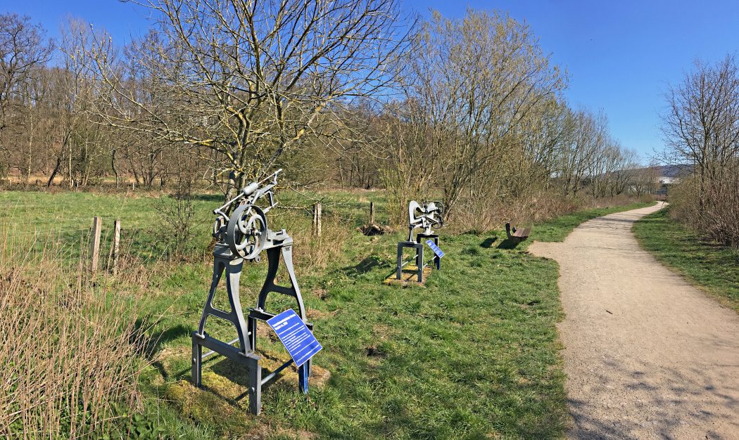 Das Foto zeigt Exponate der Industriekultur am Wegesrand der Radtour