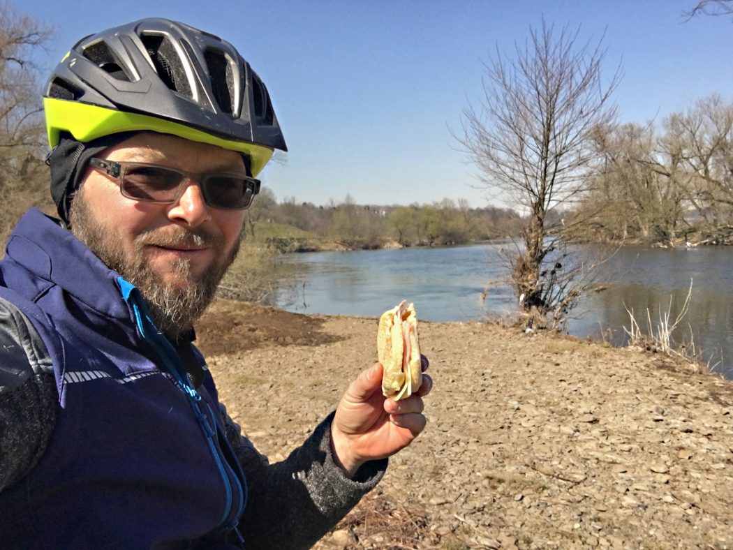 Das Foto zeigt einen Radfahrer bei der Pause an der Ruhr in Hagen