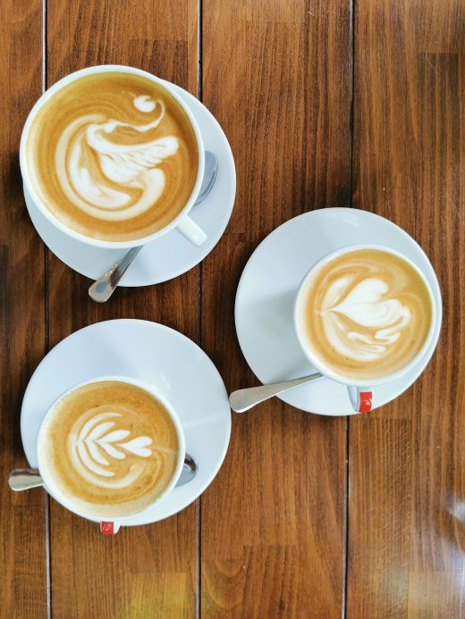Das Foto zeigt Capuccino und Flawhite in der Bebuna Kaffeemanufaktur in Hamm