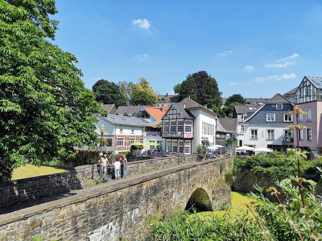 Das Foto zeigt eine Brücke in der Altstadt von Essen-Kettwig