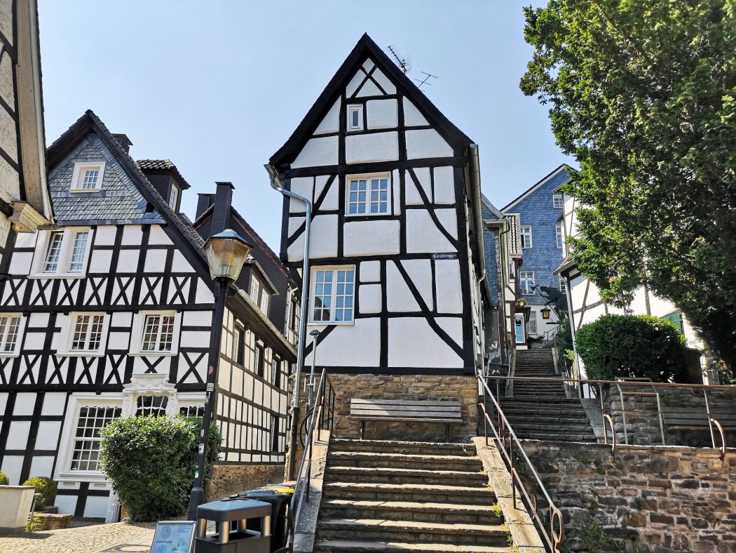 Das Foto zeigt die Altstadt mit Fachwerkhäusern in Essen-Kettwig