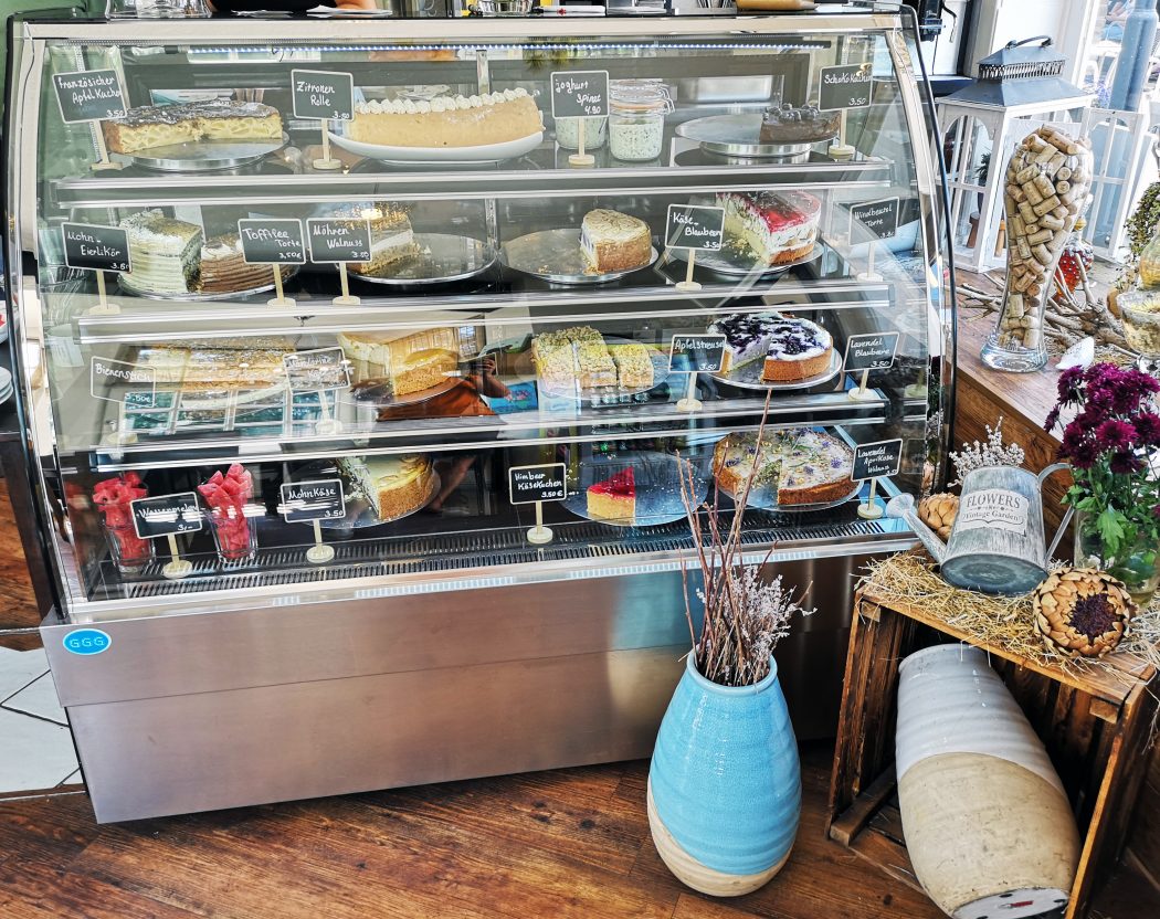 Das Foto zeigt die Kuchentheke im Lavendel im Brückencafe