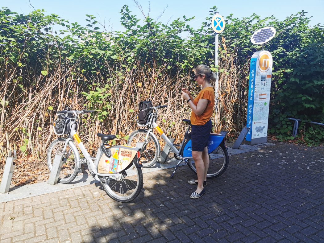 Das Foto zeigt Katalina an der Metropolrad Station am Wasserbahnhof Mülheim