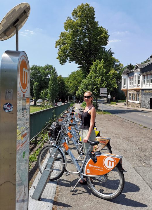 Das Foto zeigt Sandra an der Metropolrad Station in Essen am Baldeneysee