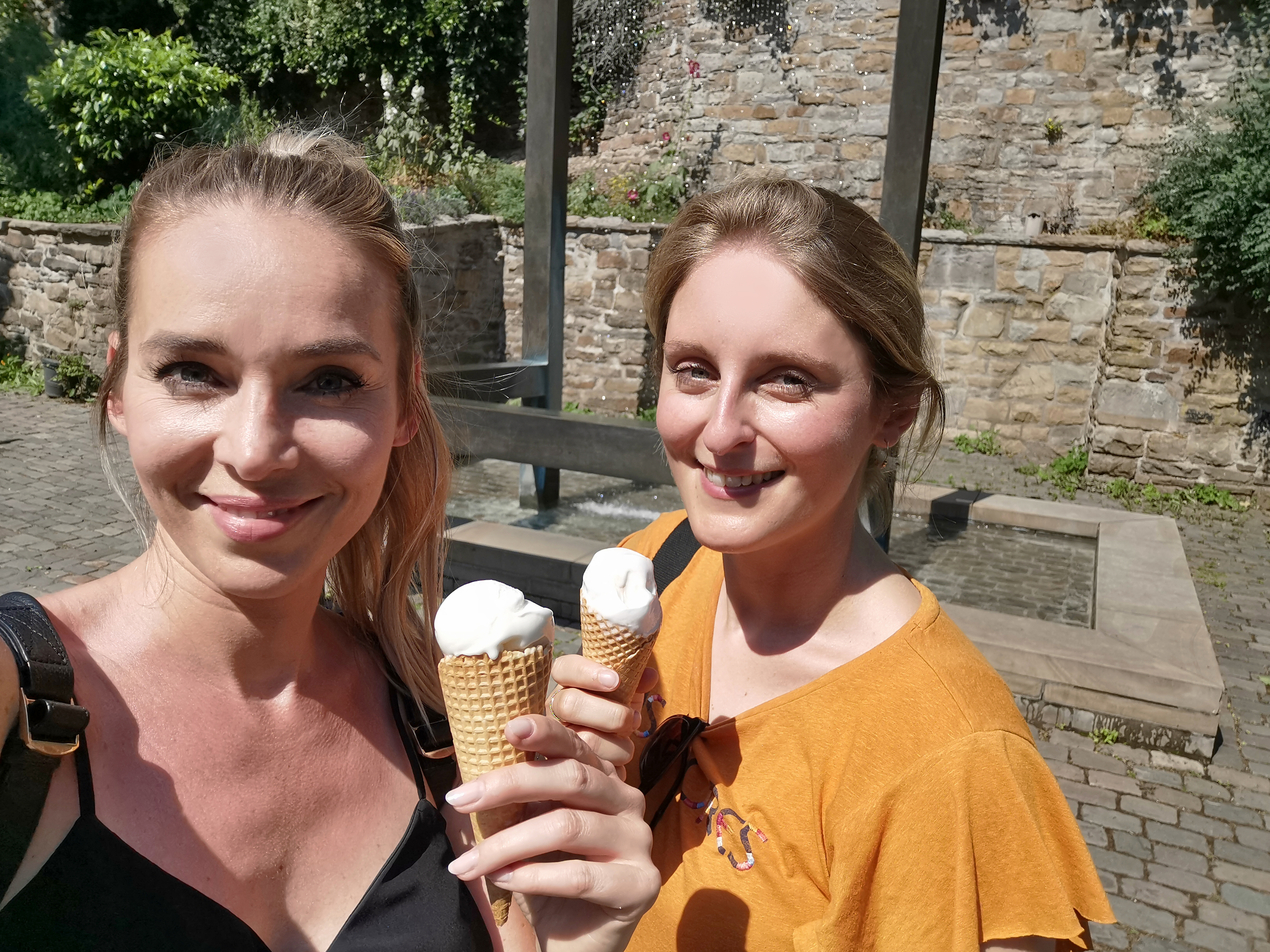 Das Foto zeigt Sandra und Katalina mit Eis in Essen Kettwig