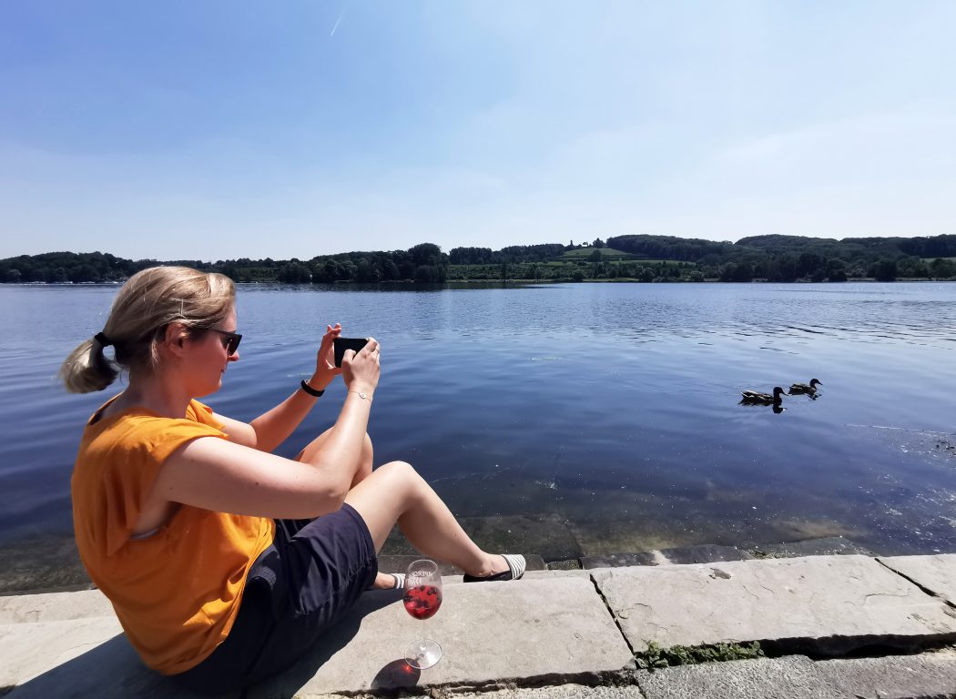 Das Foto zeigt Katalina und Enten im Seaside Beach Baldeney in Essen
