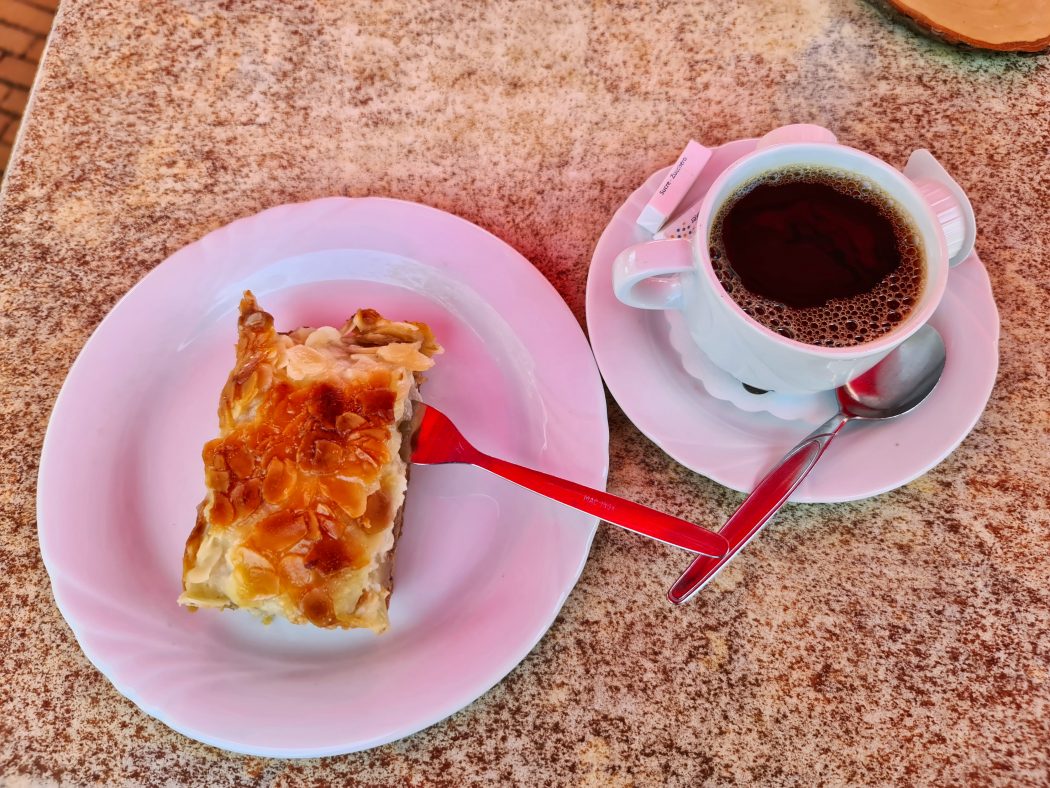 Das Foto zeigt Kaffee und Kuchen