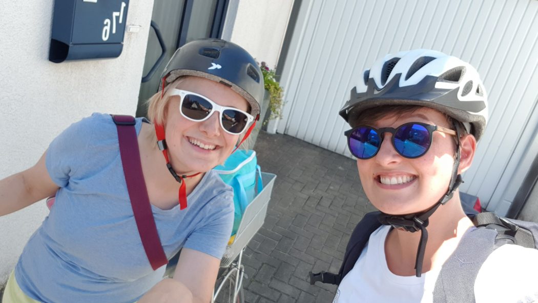 Das Foto zeigt Johanna und Annika beim Start ihrer Radtour in Dinslaken