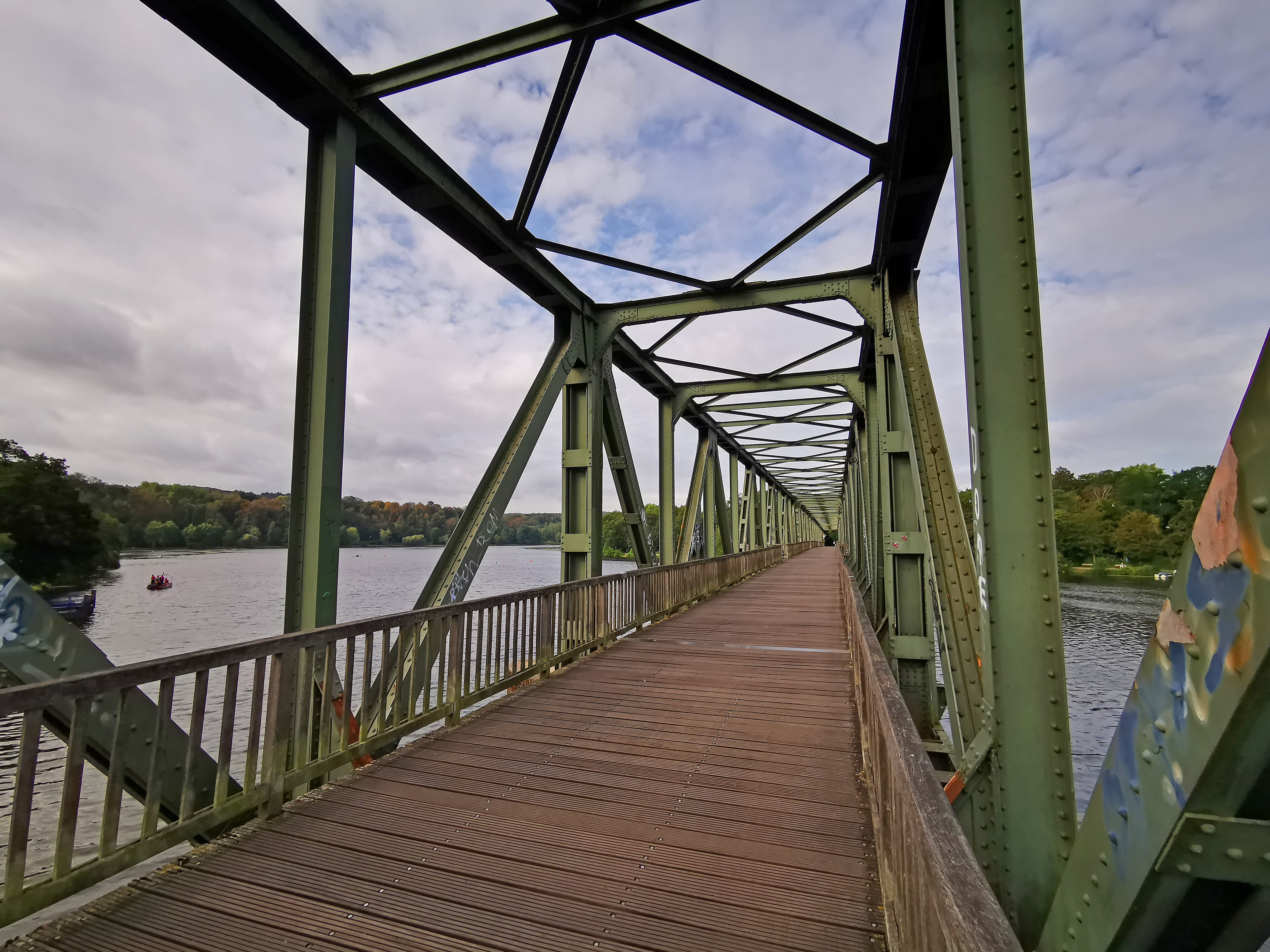 Das Bild zeigt eine Brücke über den Baldeneysee