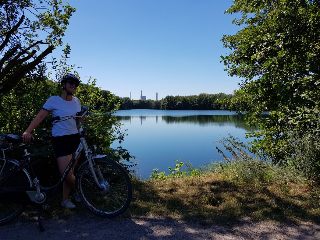 Das Foto zeigt Johanna an einem Nachbarsee des Tenderingssees im Biotop