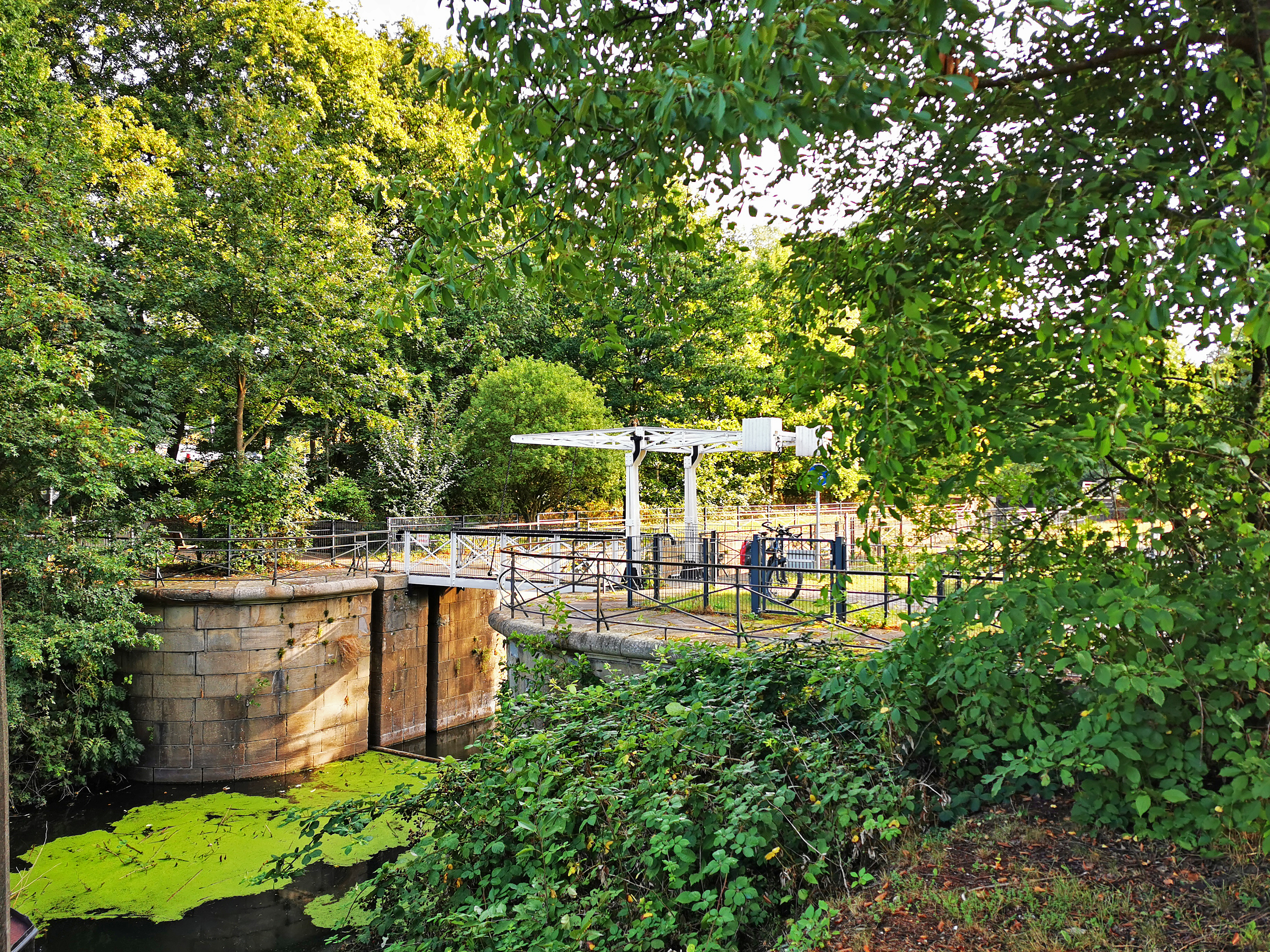 Das Bild zeigt die Papiermühlen Schleuse in Essen-Werde