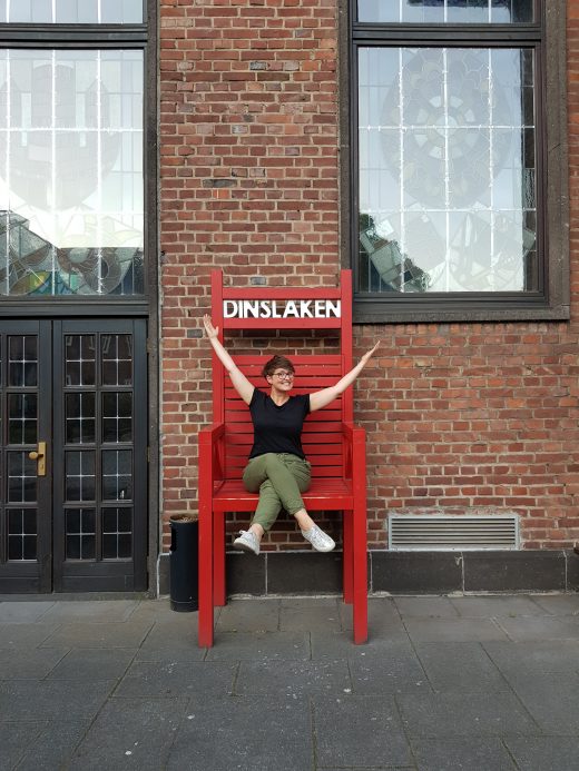 Das Foto zeigt Johanna auf dem "Dinslaken Stuhl"