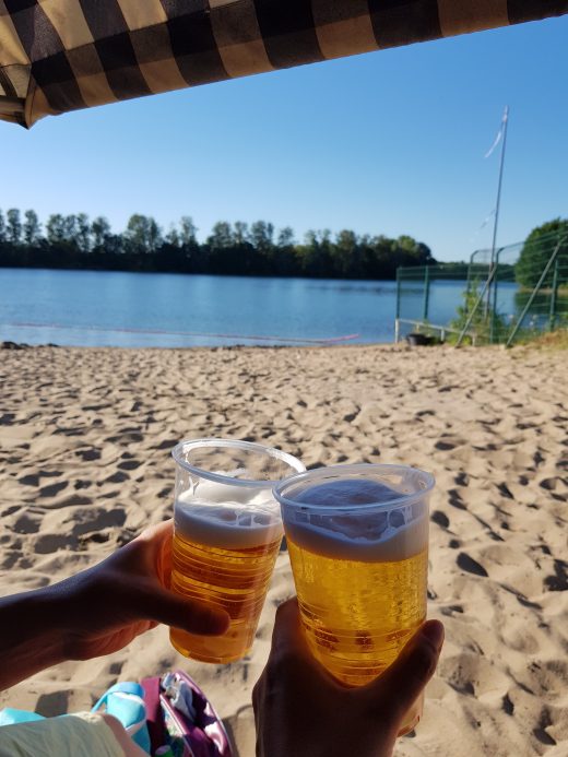 Das Foto zeigt zwei erfrischende Radler im Strandbad Tenderingssee in Dinslaken