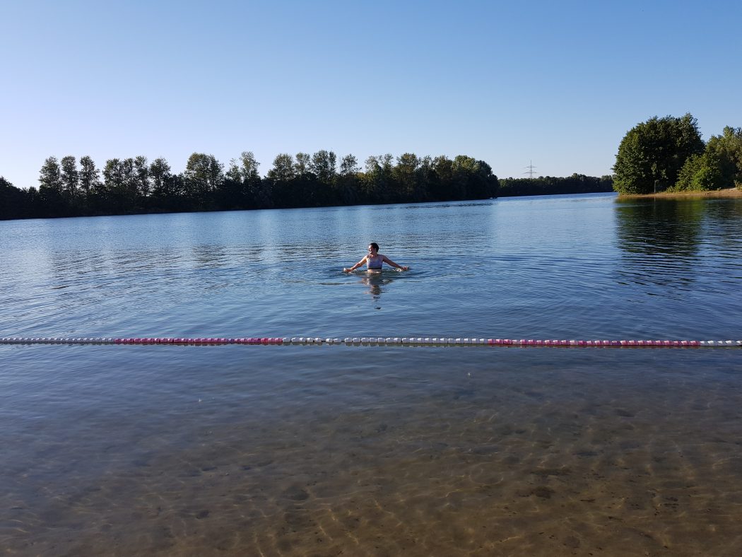 Das Foto zeigt Johanna beim Schwimmen im Tenderingssee in Dinslaken