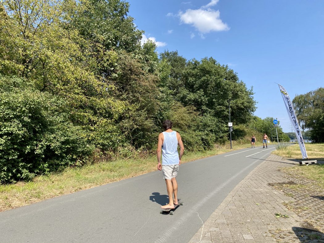 Das Foto zeigt Lukas auf dem Longboard auf der Ruhr Inline Strecke am Kemnader See in Bochum