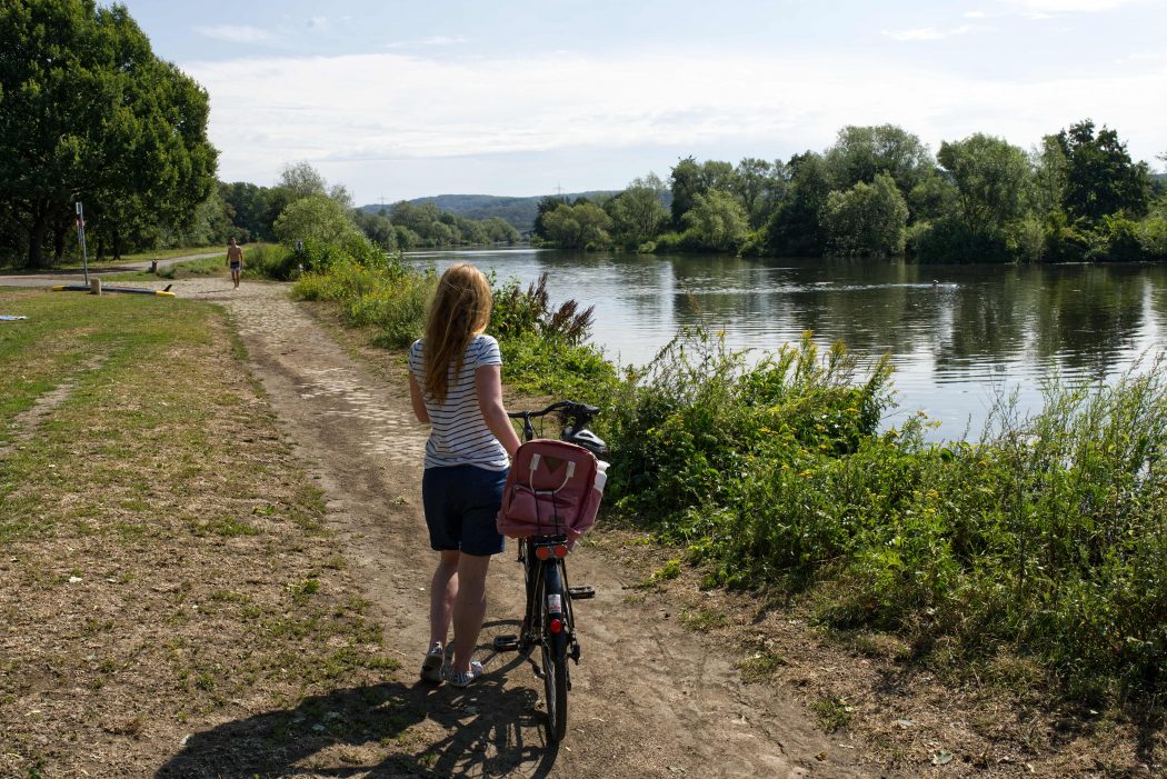 Das Foto zeigt Rebecca mit dem Fahrrad am Kemnader See