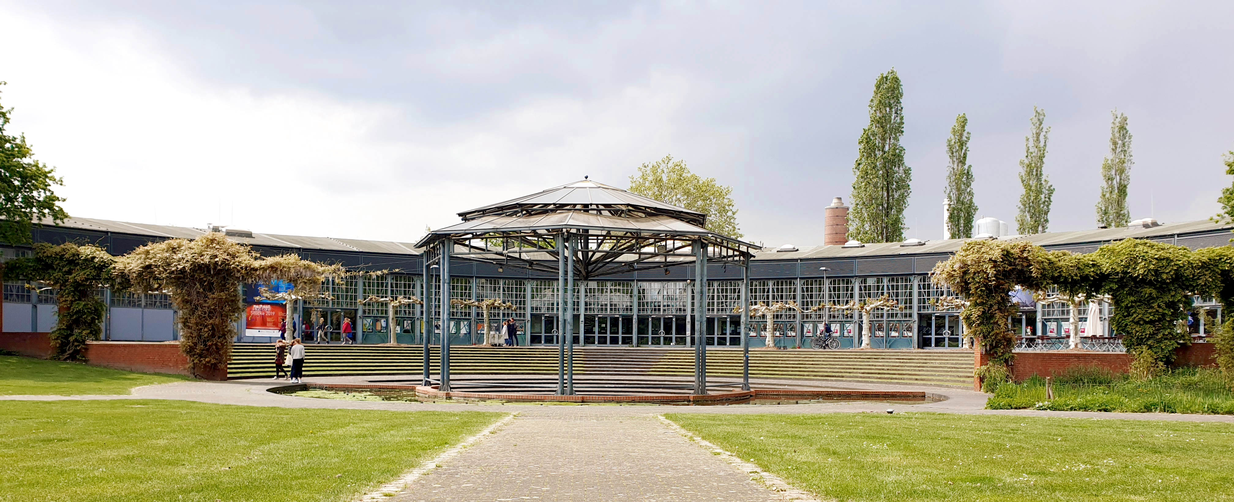 Das Bild zeigt den Ringlokschuppen in Mülheim