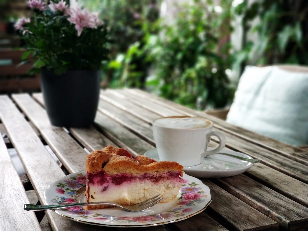 Das Foto zeigt Kuchen im Garten des Cafés Frau Ella in Rheinberg