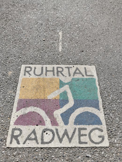Das Foto zeigt das RuhrtalRadweg Logo