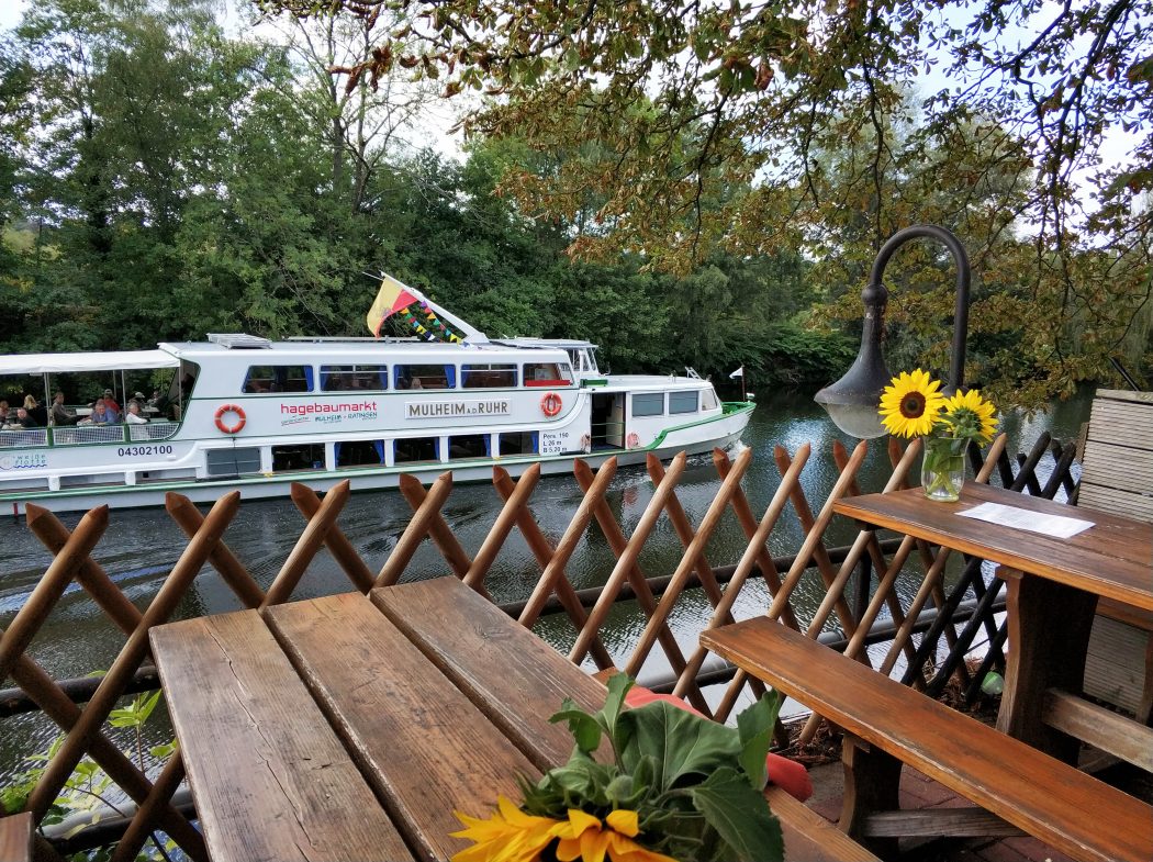 Das Foto zeigt den Ausblick von der Terrasse der weißen Flotte auf die Ruhr und die Weiße Flotte