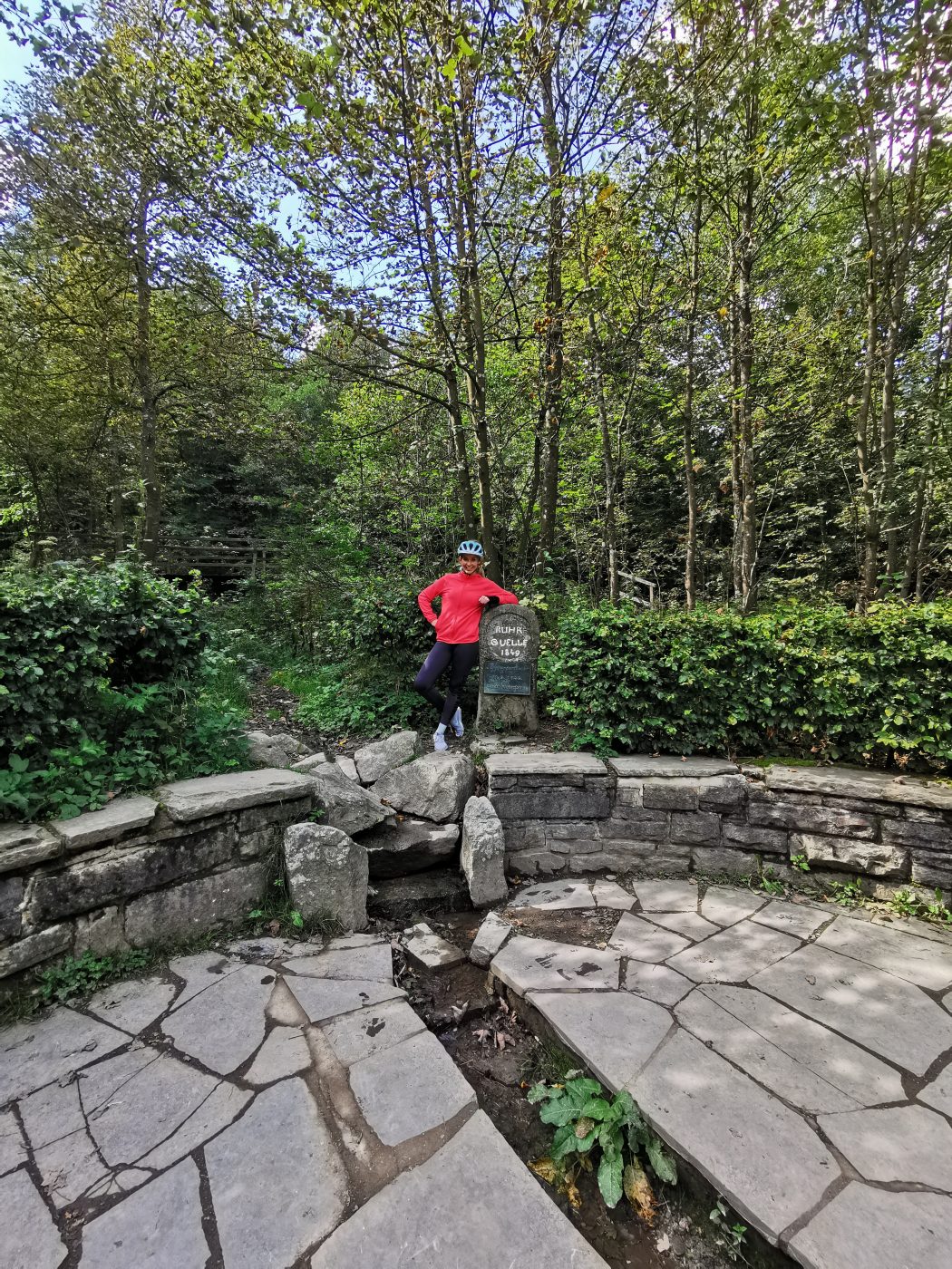 Das Foto zeigt Sandra an der Ruhrquelle in Winterberg