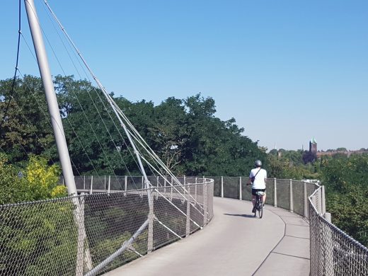 Das Foto zeigt einen Radfahrer auf der Erzbahnschwinge in Bochum