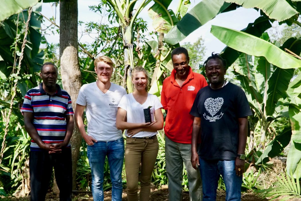 Das Foto zeigt Café Kijami-Betreiber Dominik bei einem Besuch der Kaffeebauern in Tansania