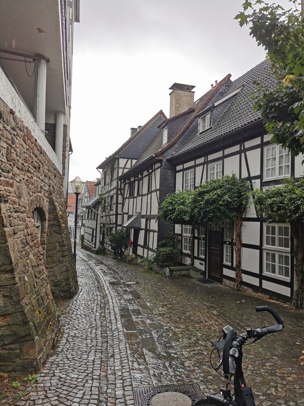 Das Foto zeigt ein Fahrrad in der Altstadt von Essen-Kettwig