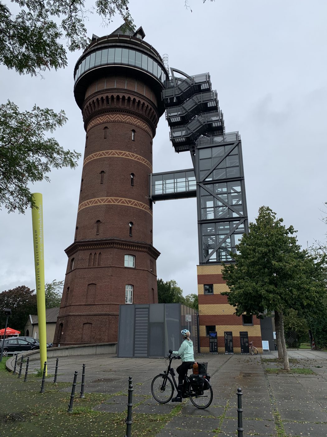 Das Foto zeigt Sandra am Aquarius Wassermuseum in Mülheim an der Ruhr