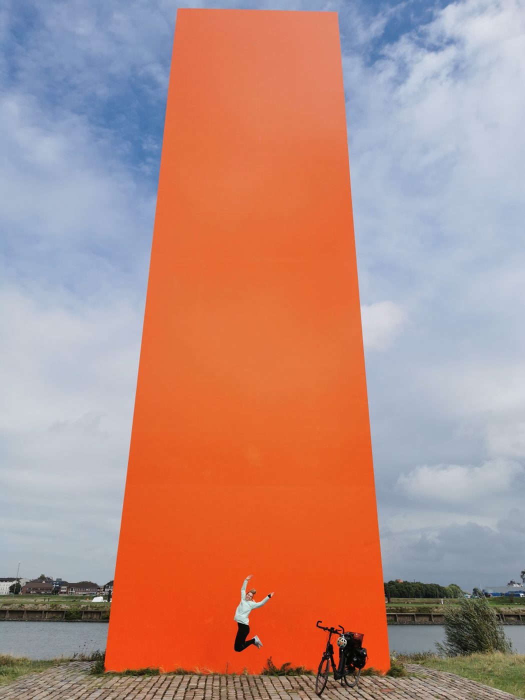 Das Foto zeigt Sandra an der Rheinorange in Duisburg, dem Ziel des RuhrtalRadwegs