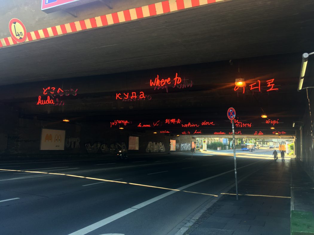 Das Foto zeigt die Installation KunstLichtTor von Christoph Hildebrandt unter der Unterführung des Bochumer Hauptbahnhofs