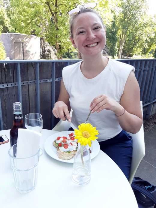 Das Foto zeigt Frauke auf der Terrasse des Baristoteles im Schlosspark Weitmar in Bochum