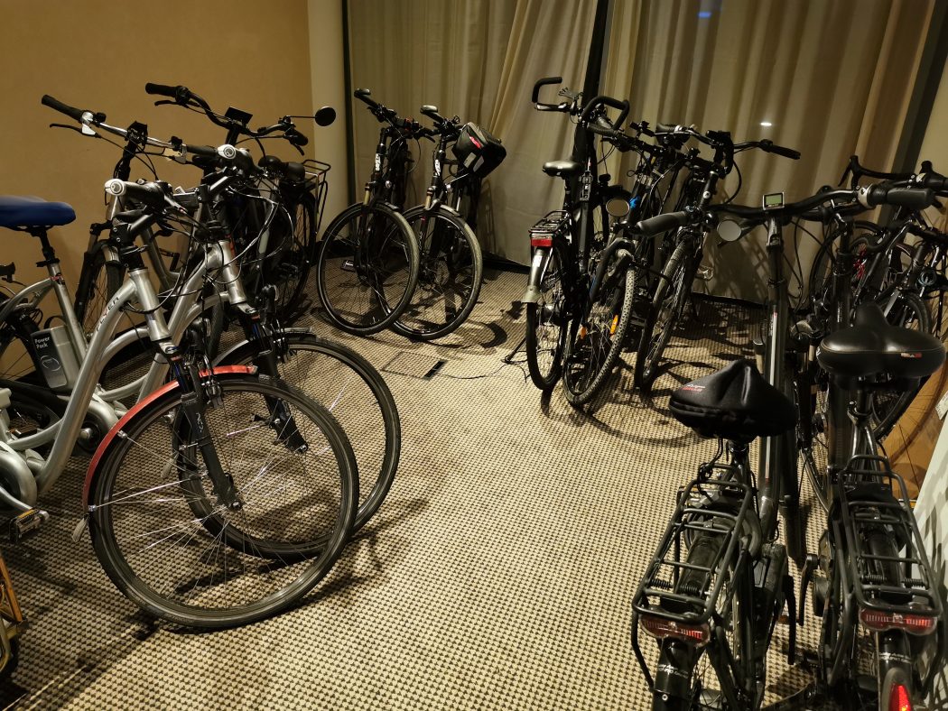 Das Foto zeigt Fahrräder im Fahrradraum des Hotels in Meschede