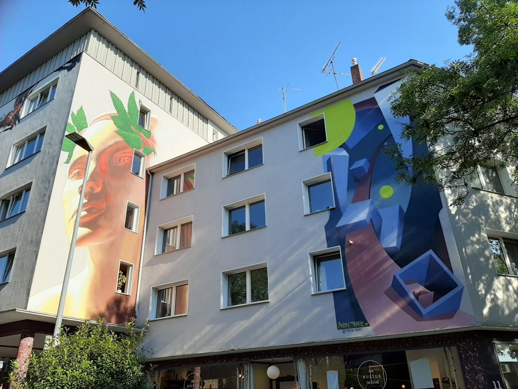 Das Foto zeigt eiin Mural von Zone56 auf einer Hausfassade an der Alten Hattinger Straße 11.