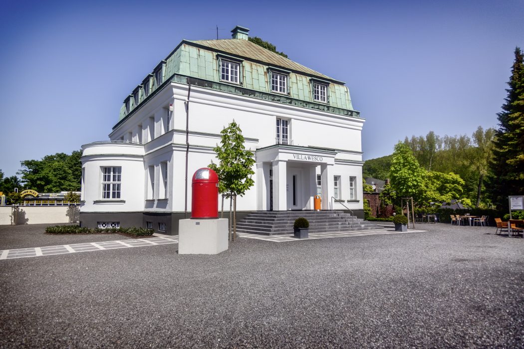 Das Foto zeigt die VILLA WESCO mit dem berühmten Mülleimer vor der Tür. ©WESCO