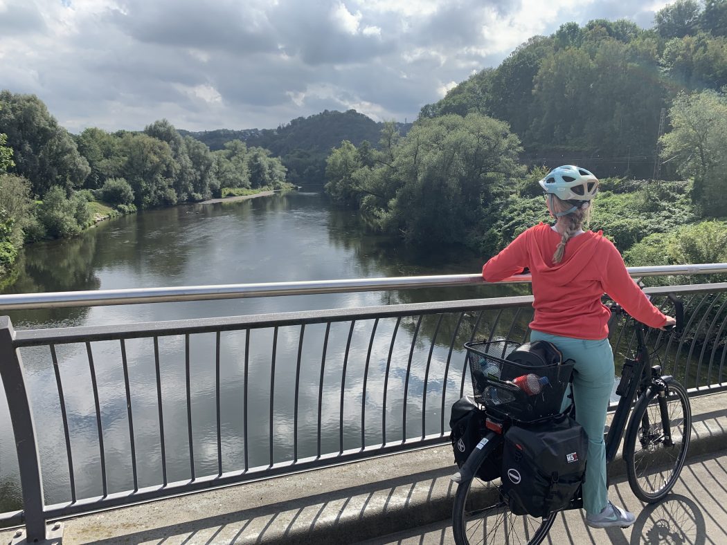 Das Foto zeigt Sandra auf einer Ruhr Brücke in Wetter