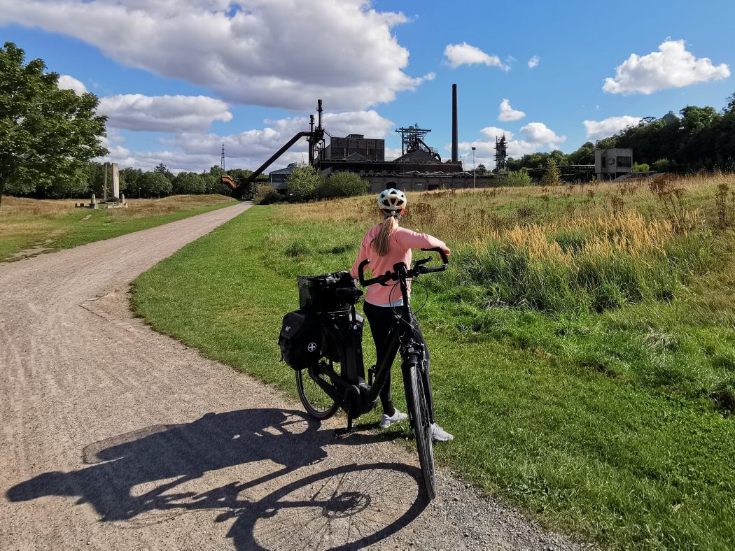 Das Foto zeigt Sandra auf dem RuhrtalRadweg am LWL-Industriemuseum Henrichshütte Hattingen