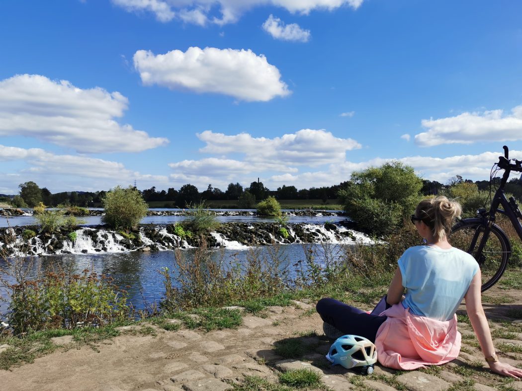 Das Foto zeigt Sandra an den Ruhrkaskaden in Hattingen