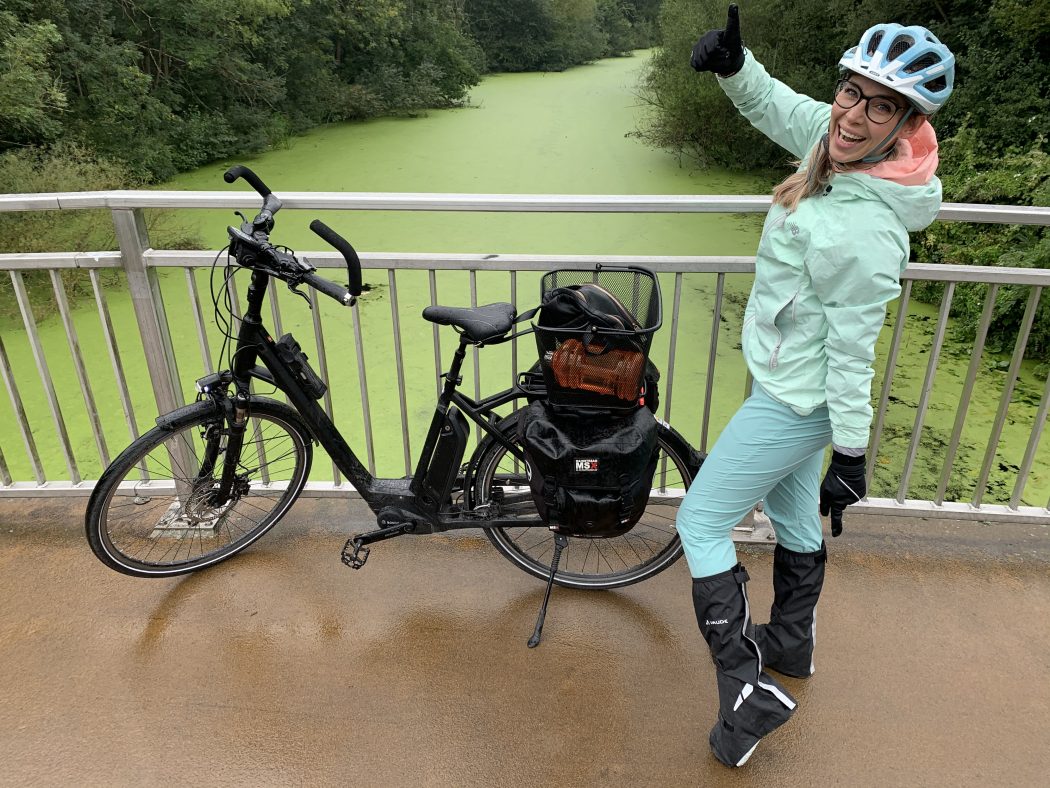 Das Foto zeigt Sandra in voller Radfahrermontur auf dem RuhrtalRadweg in Essen