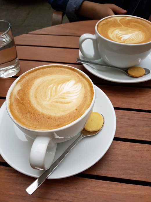 Das Foto zeigt zwei Cappuccino im Café Herr Liebig im Kreuzviertel Dortmund