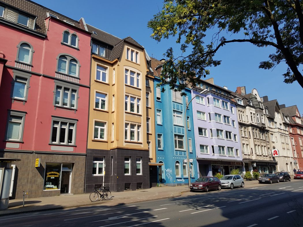 Das Foto zeigt bunte Häuserfassaden im Kreuzviertel Dortmund