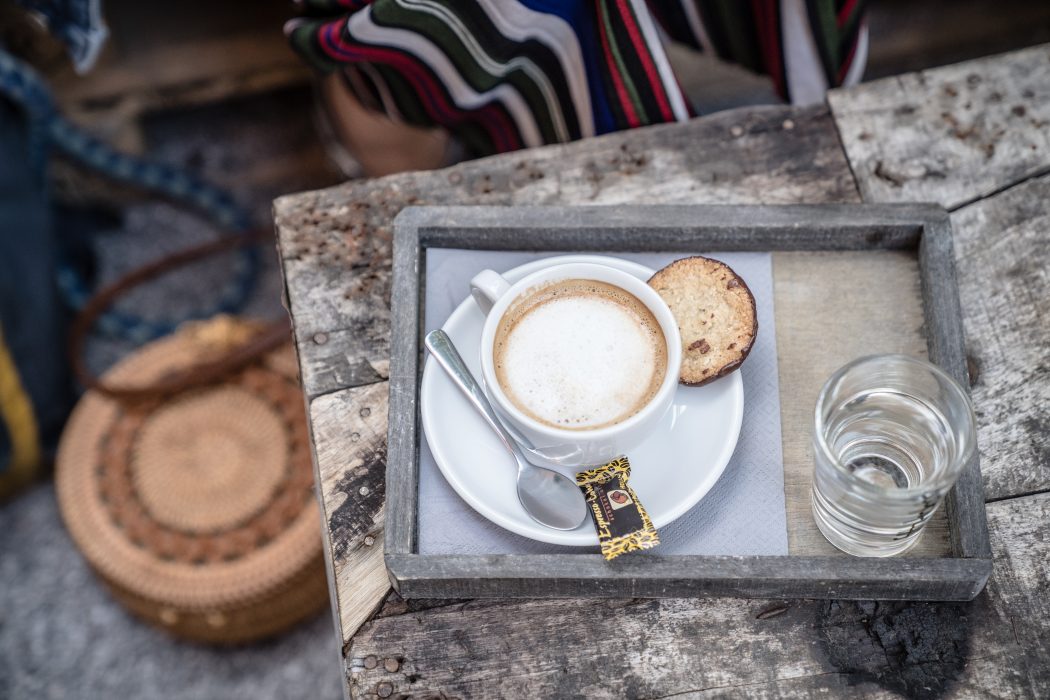 Das Foto zeigt einen Cappuccino im Hinterhof des Concept-Stores U-Nikat im Kreuzviertel Dortmund