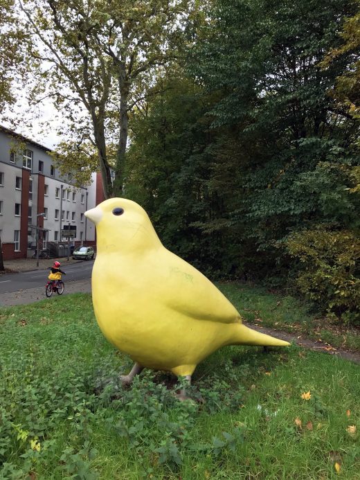 Das Foto zeigt einen Grubenkanarienvogel am Gelände der Zeche Zollverein in Essen