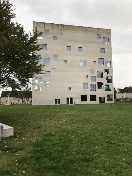 Das Foto zeigt das schmucke Sanaa-Gebäude der Folkwang Universität der Künste