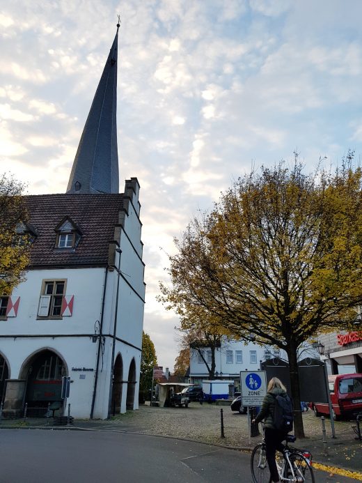 Das Foto zeigt den schiefen Trum von St. Viktor in der Altstadt von Schwerte