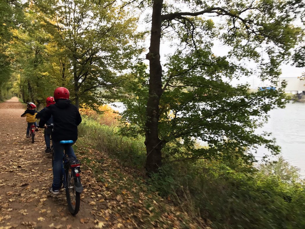 Das Foto zeigt radfahrende Kinder am Rhein-Herne-Kanal in Herne