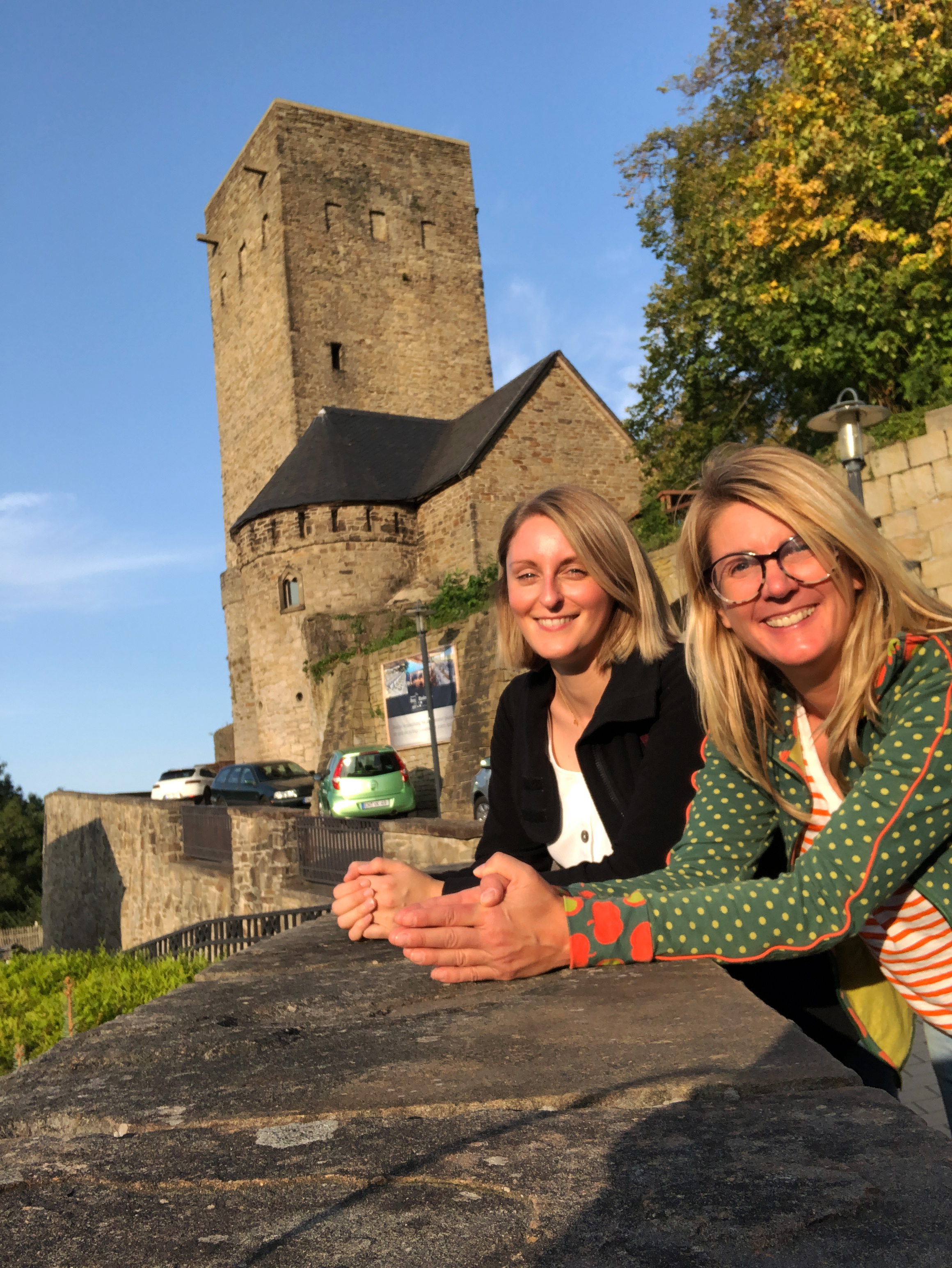 Das Foto zeigt Heike und Katalina an der Burg Blankenstein in Hattingen